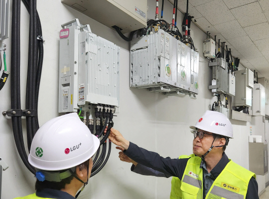 LG유플러스 직원이 9호선 삼성중앙역에서 통신 장비를 점검하고 있다. LG유플러스 제공